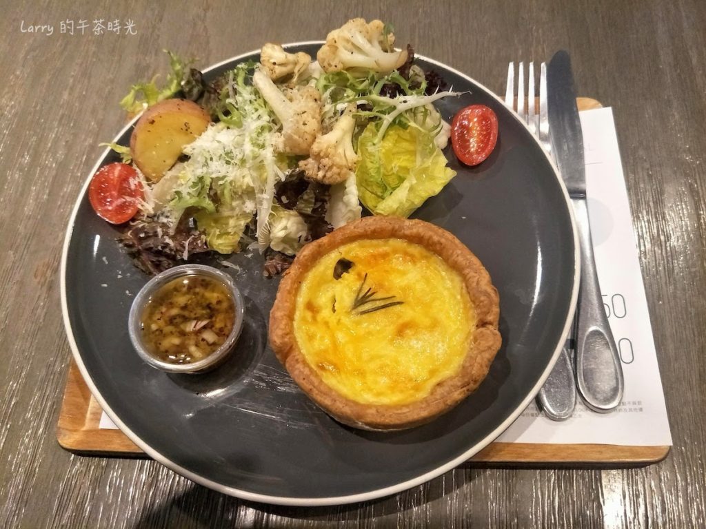 奎克咖啡 台北忠孝店 爐烤雞肉奶油蕈菇鹹派佐鮮蔬沙拉