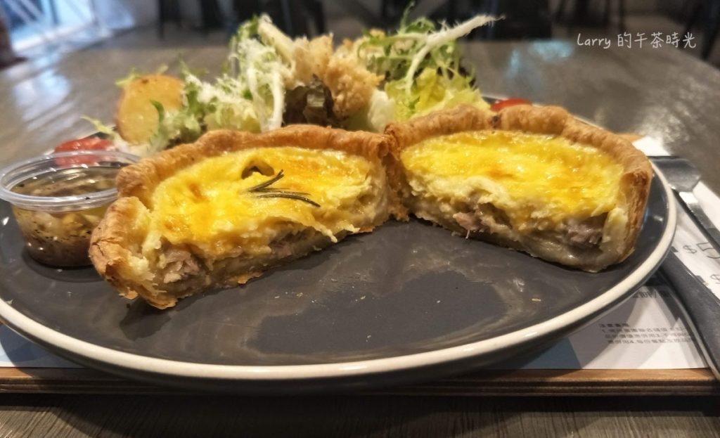奎克咖啡 台北忠孝店 爐烤雞肉奶油蕈菇鹹派佐鮮蔬沙拉