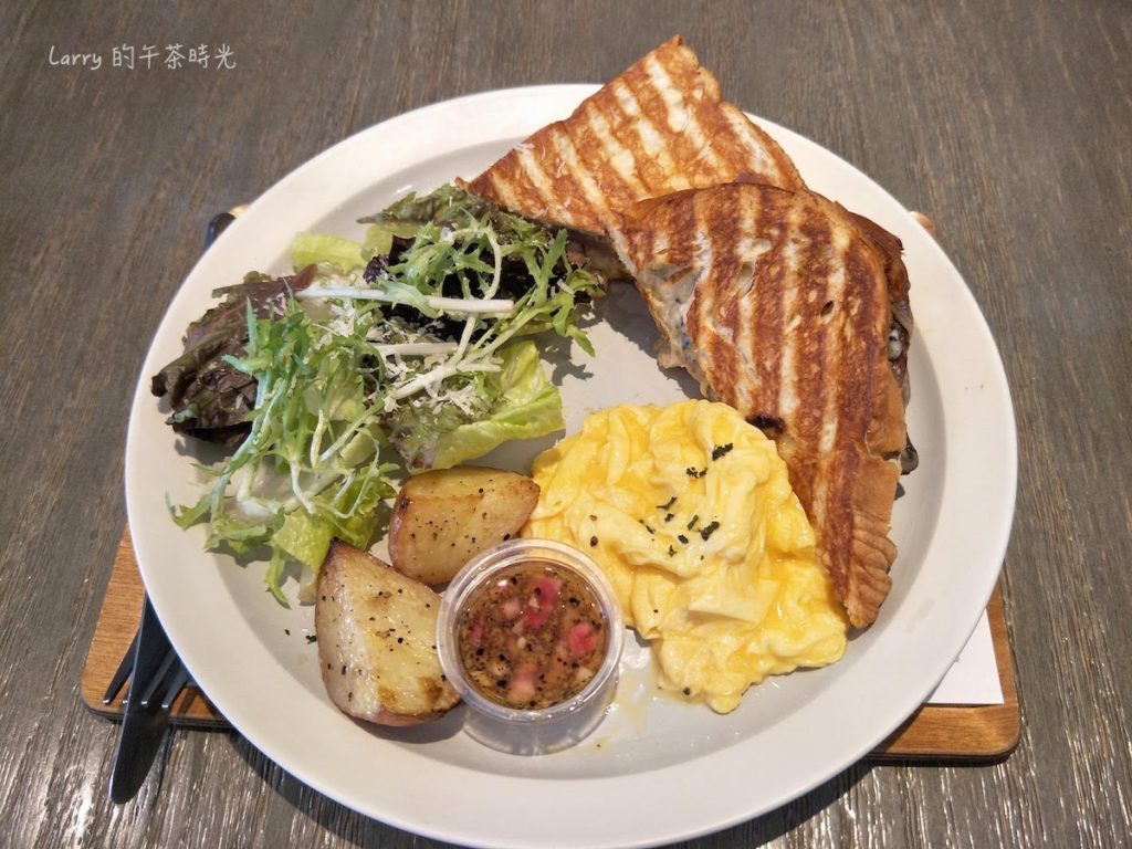 奎克咖啡 台北忠孝店 法式松露奶油雞熱壓丹麥起司早午餐