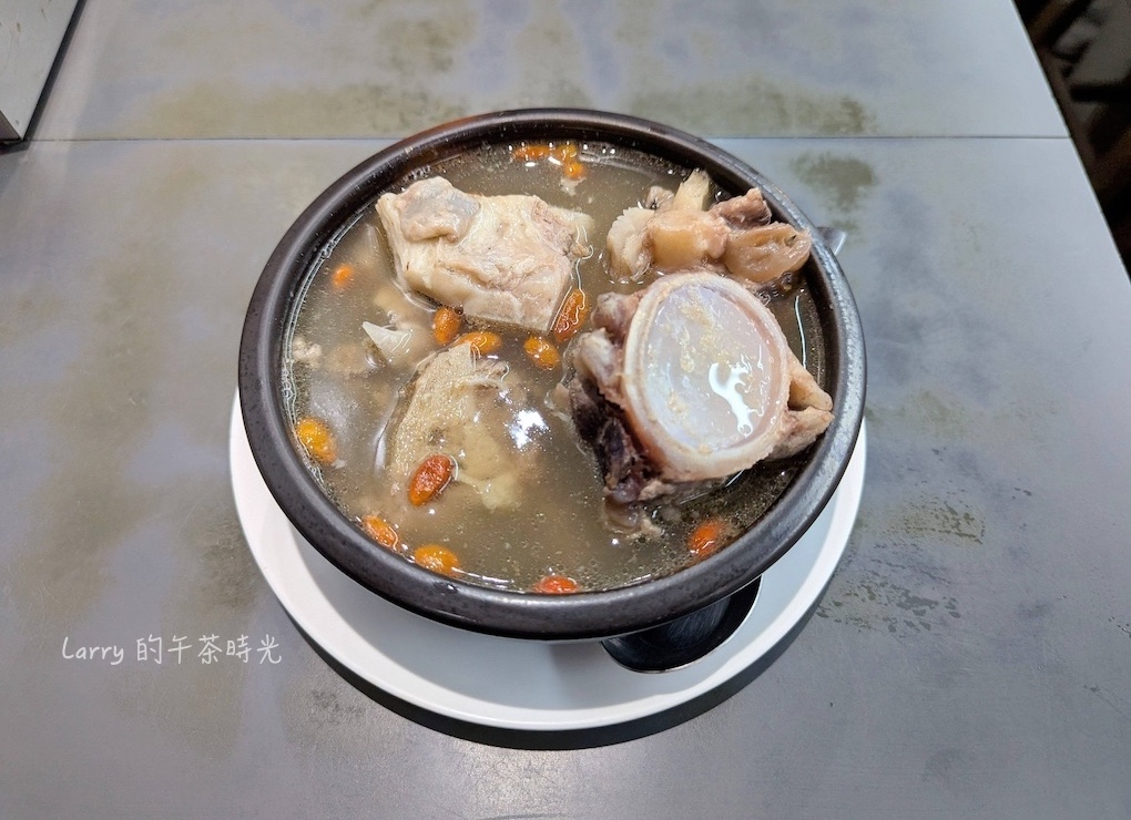 屏東東港, 華僑市場, 曾鮮, 黑鮪魚, 生魚片, 鮪魚龍骨髓湯