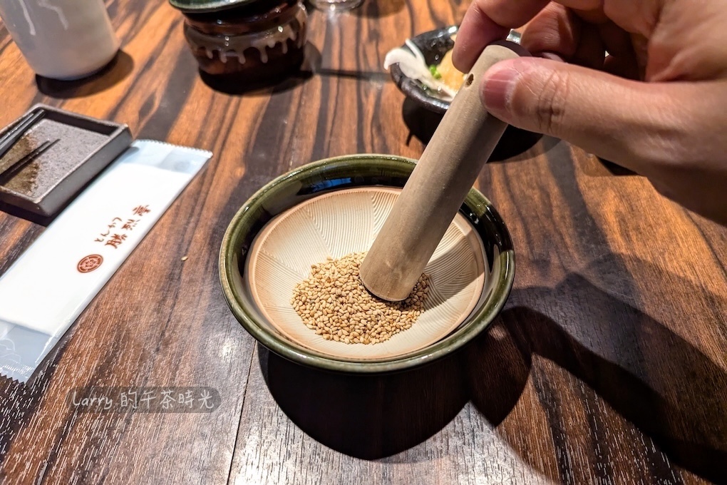 日本熊本, 勝烈亭 新市街本店, 將芝麻放到小缽裡自己磨