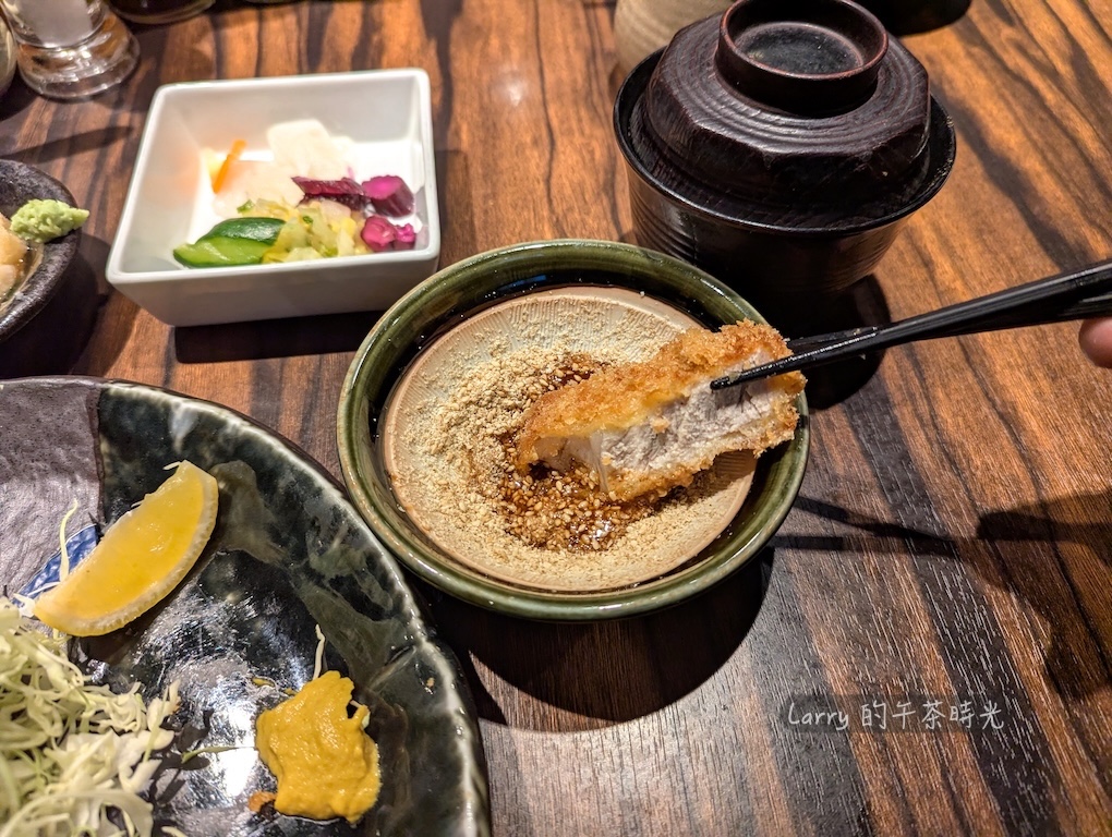 日本熊本, 勝烈亭 新市街本店, 豬排沾和風豬排醬＋芝麻碎