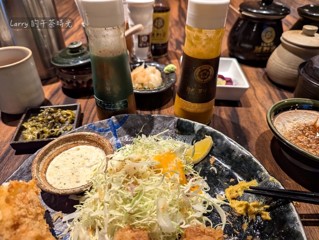 日本熊本, 勝烈亭 新市街本店, 高麗菜絲也有兩種醬：法式和日式