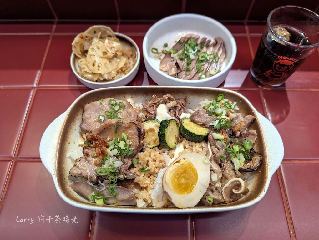 迪記法式豬舌飯的「招牌炭香三寶豬舌飯」,A套餐選擇分別是豬心、椒麻脆藕、可樂