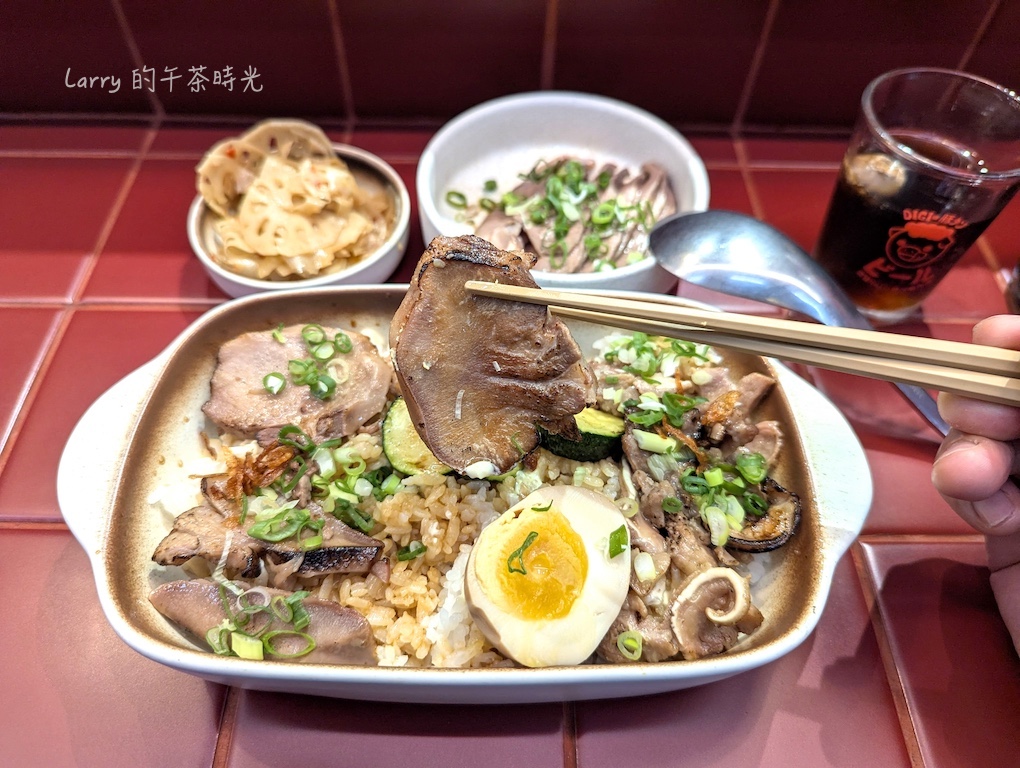 迪記法式豬舌飯的「招牌炭香三寶豬舌飯」,豬舌夾起來的感覺