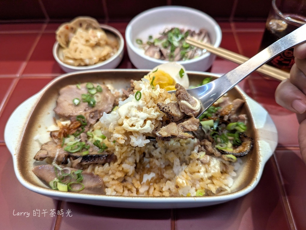 迪記法式豬舌飯的「招牌炭香三寶豬舌飯」,喉頭肉和飯上的美乃滋