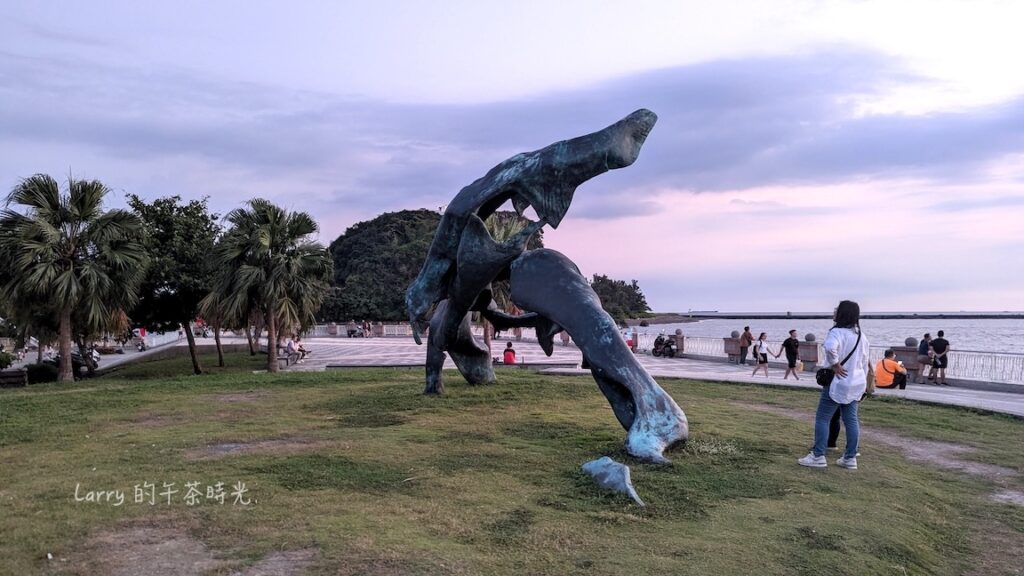 西子灣觀景台的三隻鯨魚青銅雕像,名為「海洋之舞」,以海洋保育作為設計概念