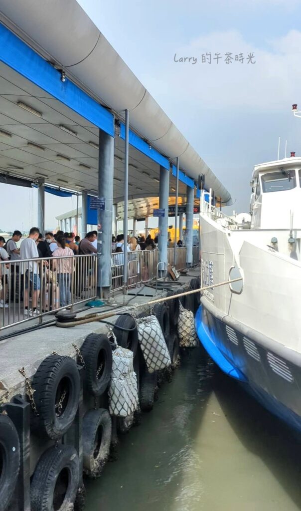 屏東東港搭船到小琉球，藍白航運排隊上船