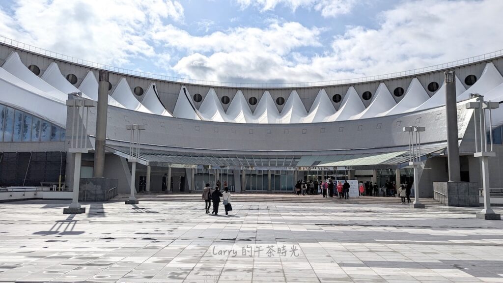 福岡 海洋世界的外型是以貝殼為設計概念:圓弧形, 象牙白色