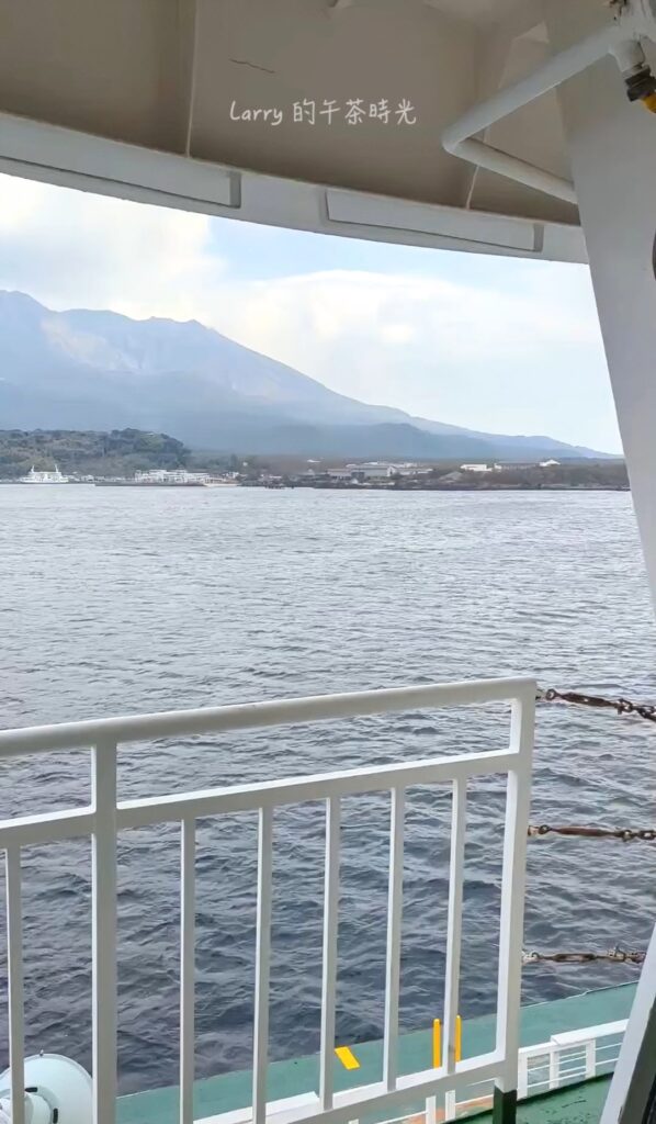 鹿兒島前往櫻島的渡輪,船頂有露天的展望甲板