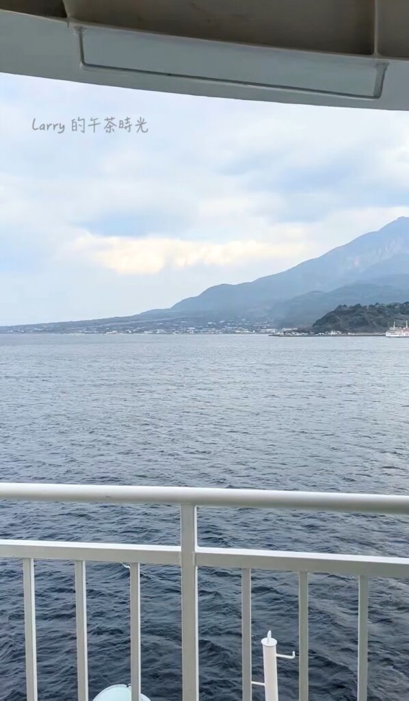 鹿兒島前往櫻島的渡輪,船頂有露天的展望甲板