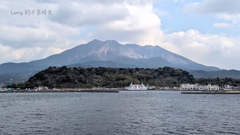 鹿兒島前往櫻島的渡輪,已經看到櫻島岸邊