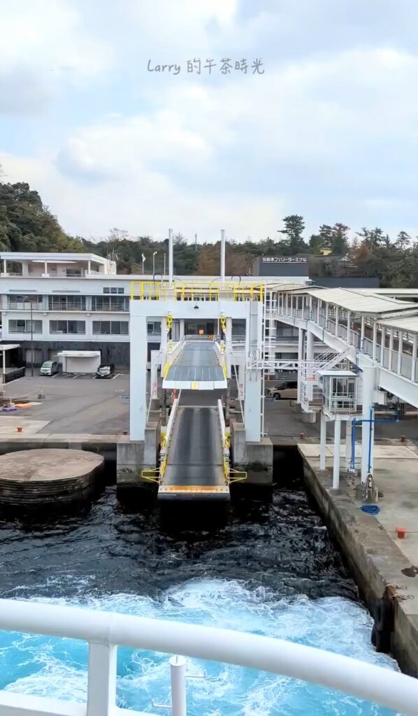 鹿兒島前往櫻島的渡輪，準備在櫻島靠岸