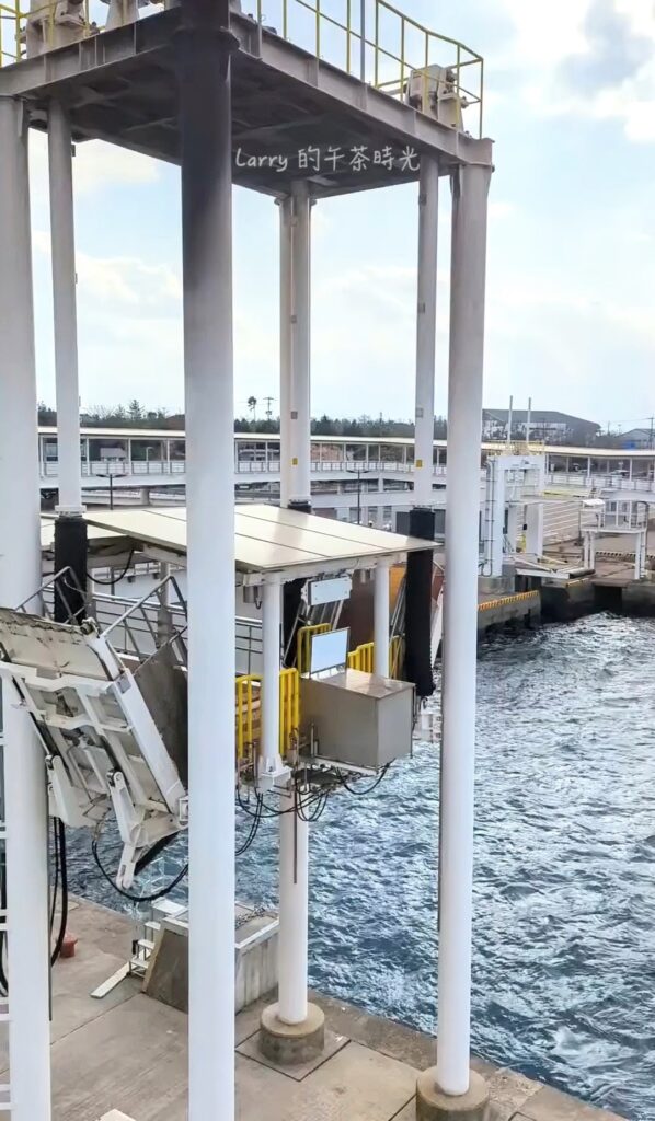 鹿兒島前往櫻島的渡輪，準備在櫻島靠岸