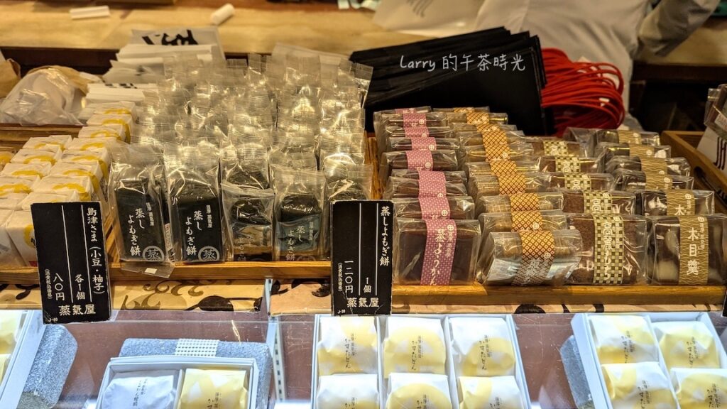 薩摩蒸氣屋 菓菓子横丁的櫃檯有非常多甜點，包含: 島津さま, 蒸しよもぎ餅, 蒸しようかん, 等