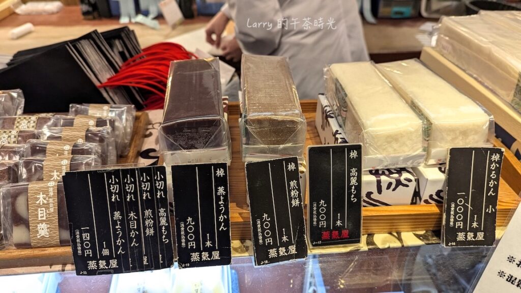 薩摩蒸氣屋 菓菓子横丁的櫃檯有かるかん(輕羹), 高麗もち, 煎粉餅, 蒸しようかん (蒸羊羹), 等