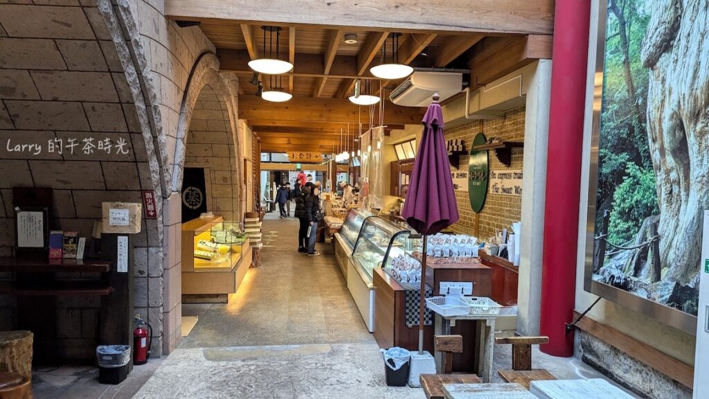 薩摩蒸氣屋 菓菓子横丁是一條長長的室內小巷，從中間往門口拍