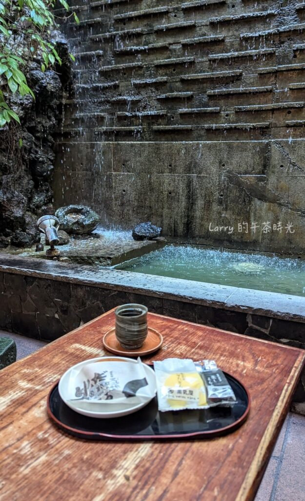 薩摩蒸氣屋 菓菓子横丁, 內用座位區旁有挑高的流水造景