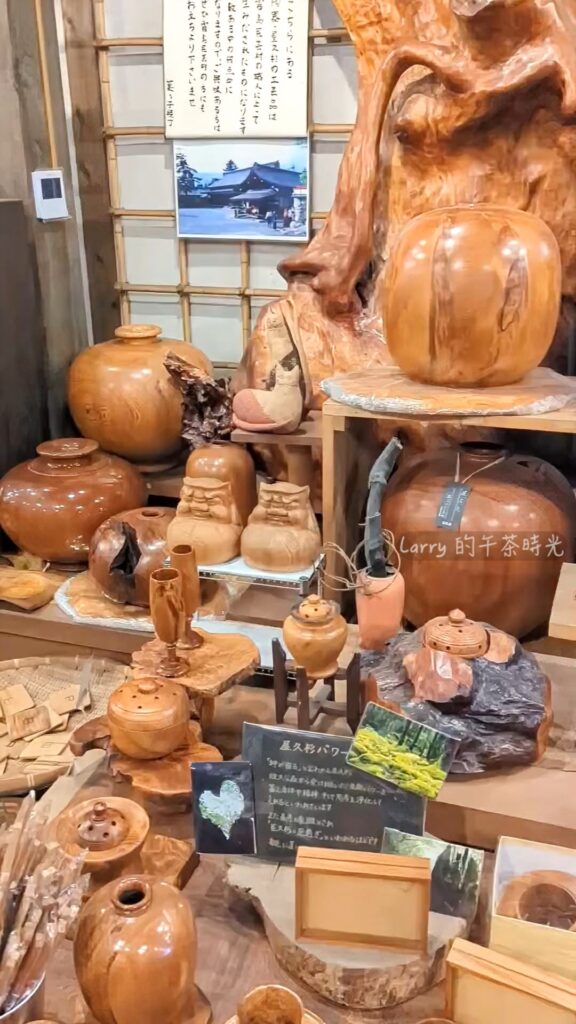 薩摩蒸氣屋 菓菓子横丁, 店鋪後方有展示並販售鹿兒島特產「屋久杉」製作的木工藝品