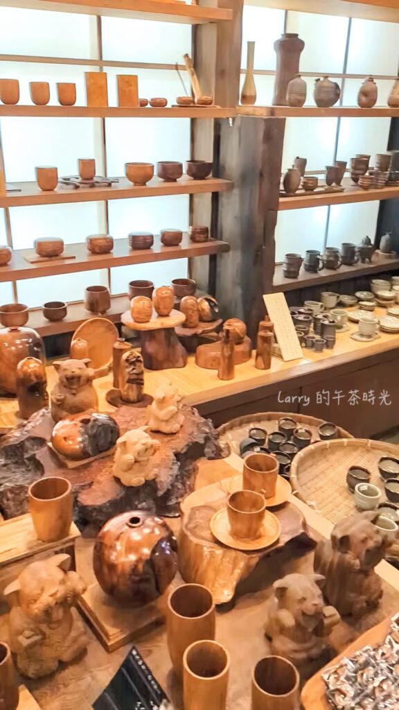 薩摩蒸氣屋 菓菓子横丁, 店鋪後方有展示並販售鹿兒島特產「屋久杉」製作的木工藝品