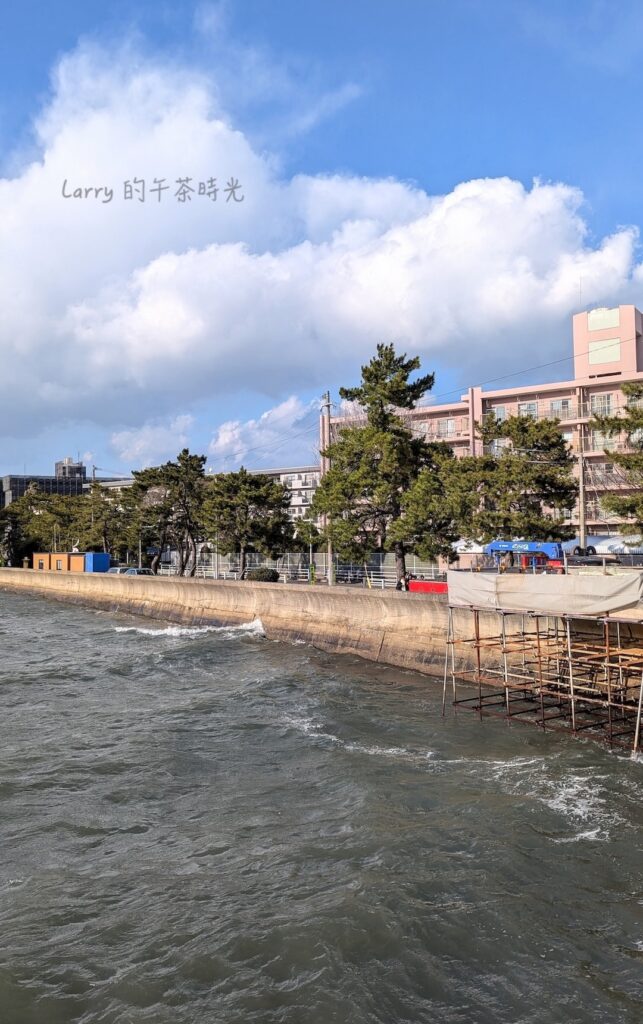 從福岡地鐵唐人町站，前往福岡巨蛋，中間經過的橋，從橋上往東北方拍
