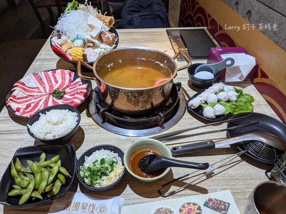 單人小火鍋的肉盤點「厚脂五花牛」,包含時蔬及簡單的火鍋料拼盤。單點的魚丸魚餃雙拼。