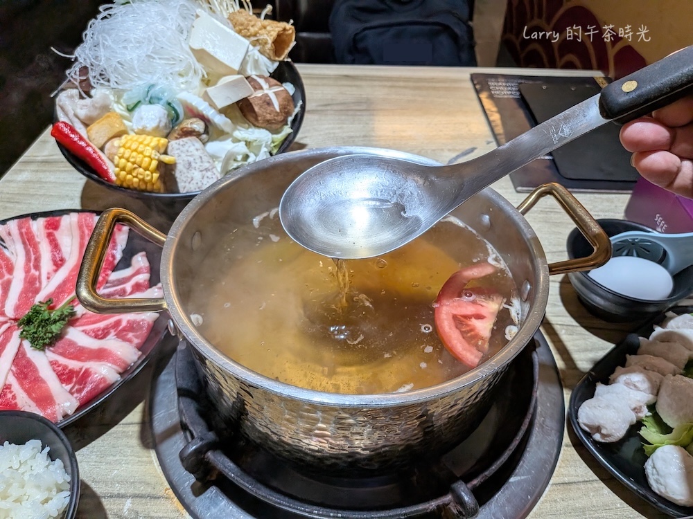 扁魚湯底是用炸過的扁魚乾、赤尾青蝦、多種蔬菜熬製而成。色澤金黃清澈,味道有點日式魚介的 hint,清爽溫潤