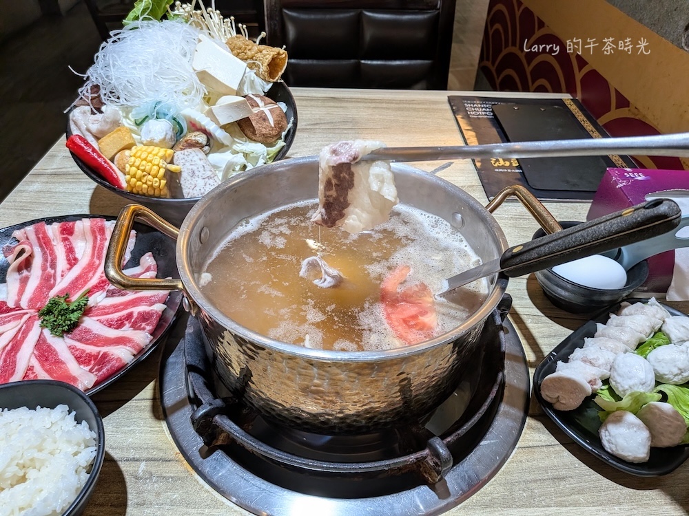 汕頭泉成沙茶火鍋的單人小火鍋,燙一片厚脂五花牛