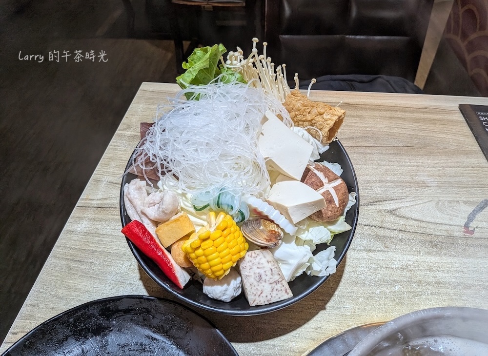 汕頭泉成沙茶火鍋的單人小火鍋:火鍋料與菜盤