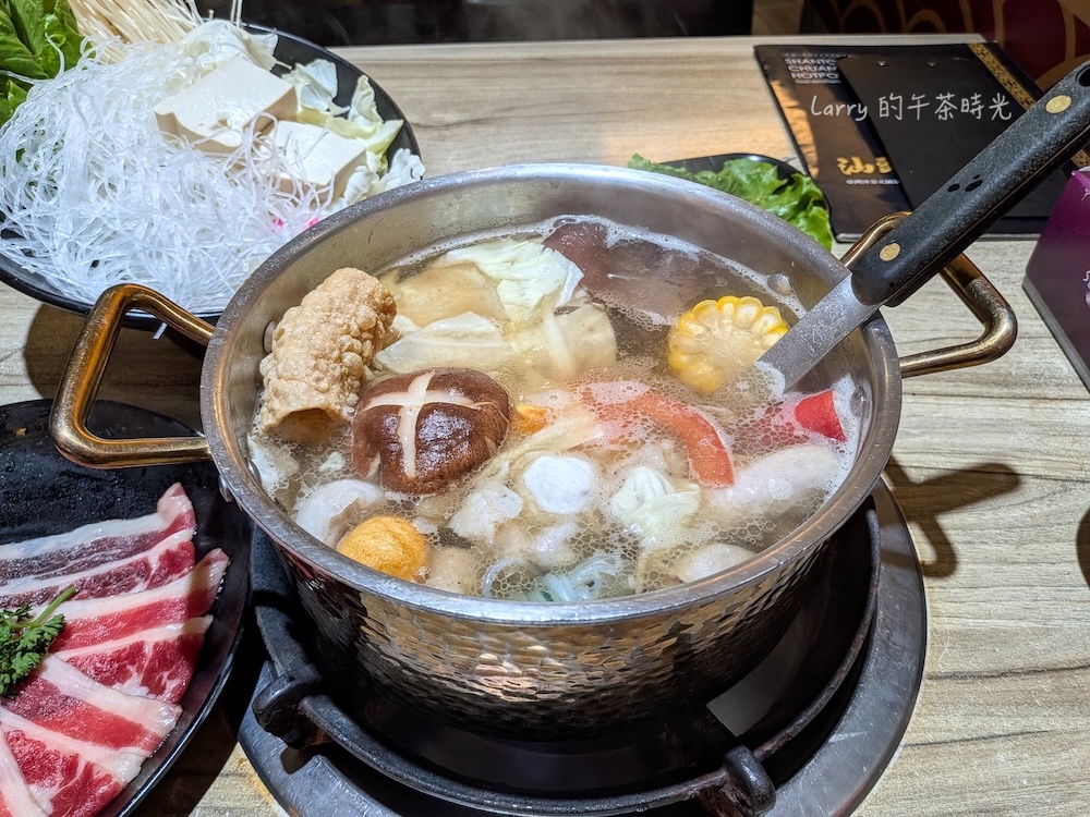 汕頭泉成沙茶火鍋的單人小火鍋,火鍋料與蔬菜下鍋的感覺