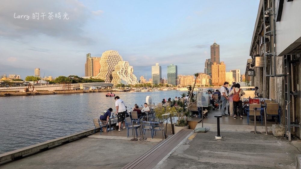 高雄駁二藝術特區旁的大港倉，有一家知名餐廳永心浮島，港邊的座位可以完整看到駁二全景
