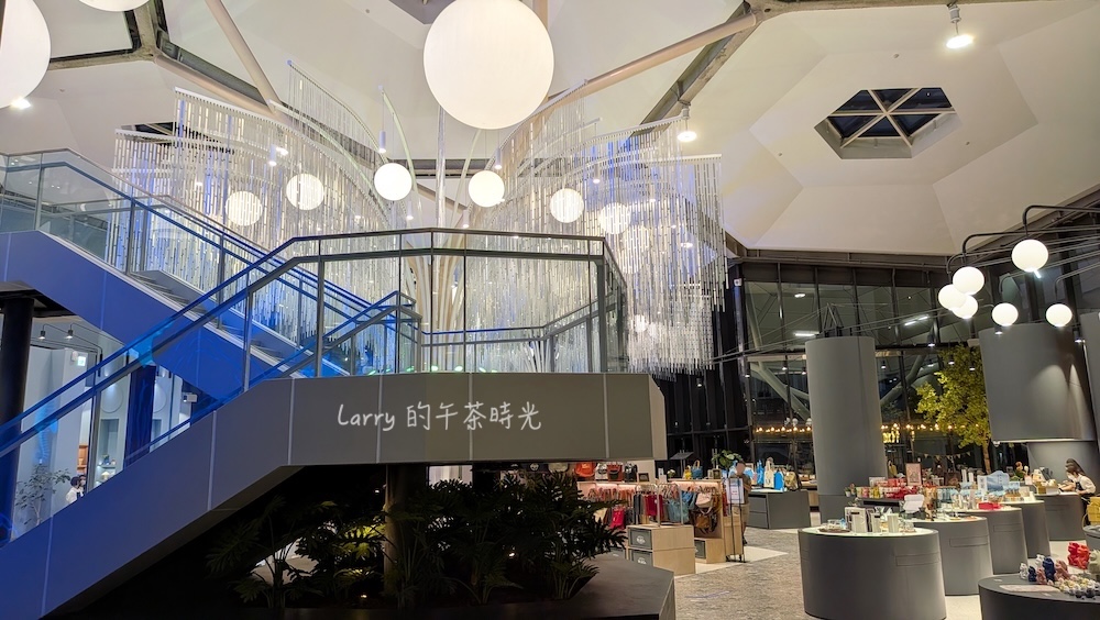FOCUS 13 珊瑚廣場內部的挑高空間與設計感吊燈