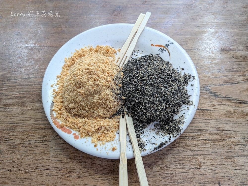 高雄「澎湖陳」的燒麻糬一份是兩顆：1花生、1芝麻