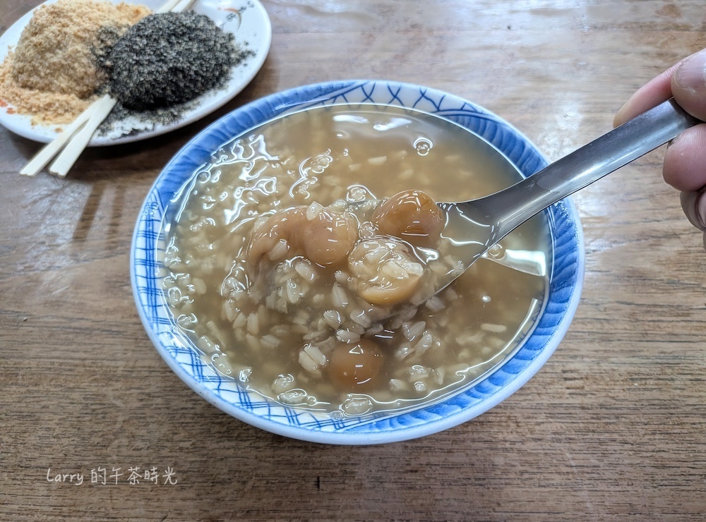 高雄「澎湖陳」的米糕粥，是糯米與龍眼乾一起慢火熬煮