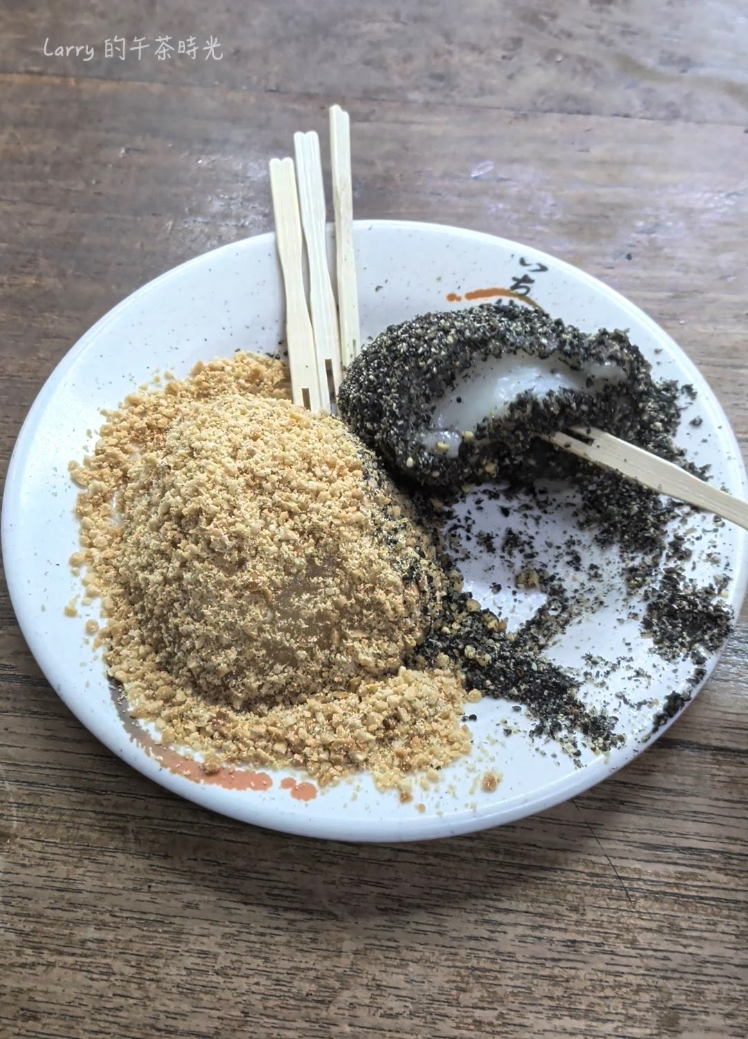 高雄「澎湖陳」的燒麻糬軟Q，因為稍微有點厚度而不失口感。裹上滿滿的花生粉或芝麻粉，很好吃
