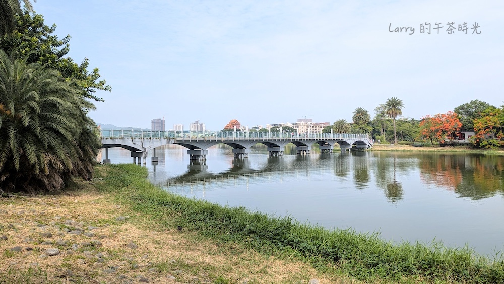 高雄蓮池潭北側，連接湖水兩側的行人橋