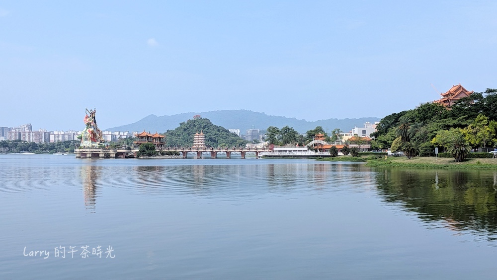 從高雄蓮池潭北側往南拍，大型的神像是「北極亭玄天上帝」，湖上步道連接湖邊的是「元帝廟北極亭」