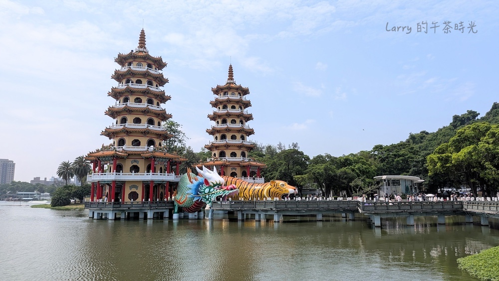 高雄蓮池潭的龍虎塔，龍虎雙塔各高七層，一定要體驗的是「入龍喉出虎口」