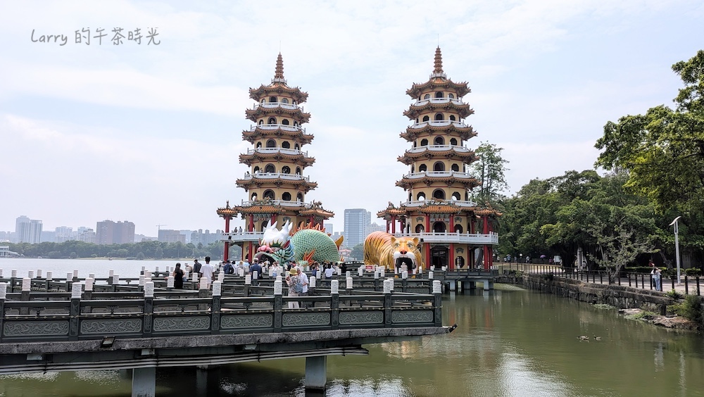高雄蓮池潭的龍虎塔，以「九曲橋」的設計與岸邊相連。有很多遊客，尤其是外國觀光客