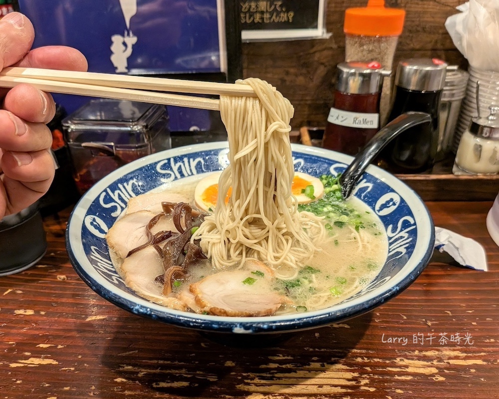 福岡博多 ShinShin 拉麵，招牌的博多純情拉麵，麵體極細、口感Q脆