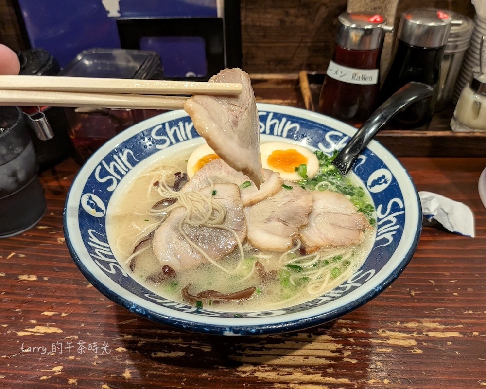 福岡博多 ShinShin 拉麵，招牌的博多純情拉麵，叉燒肉看起來偏薄，但咬下去是有肉感，且滷到非常入味