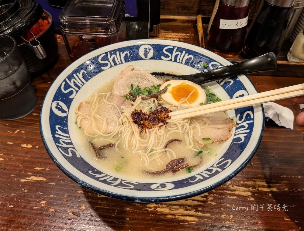 福岡博多 ShinShin 拉麵，招牌的博多純情拉麵，吃到一半可以加他們的辣渣
