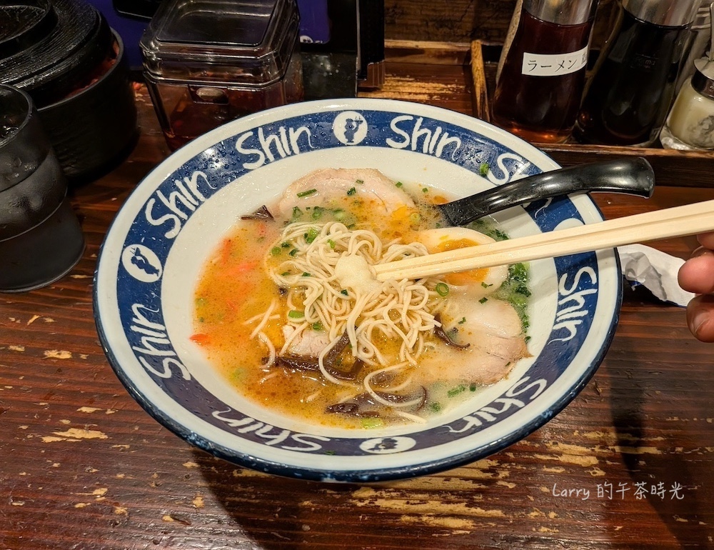 福岡博多 ShinShin 拉麵，招牌的博多純情拉麵，吃到一半可以加他們的蒜泥，蒜泥左邊有加一點紅薑