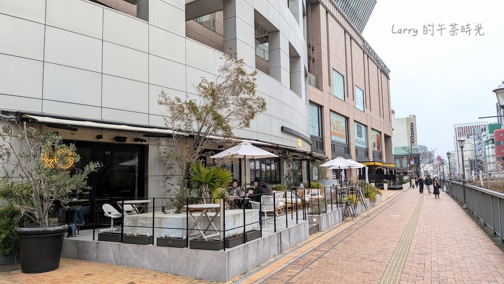 福岡 Hakata Riverain 購物中心,面朝博多川的店家與露天座位