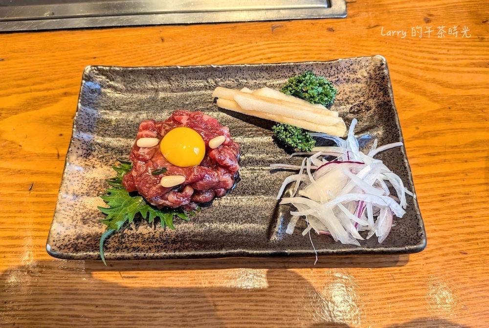 福岡博多 大東園本店：生拌馬肉 (ユッケ) 佐生蛋黃、蘋果絲、洋蔥絲