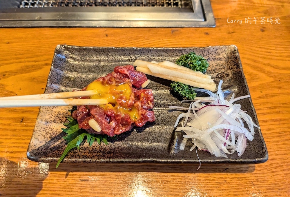 福岡博多 大東園本店：生拌馬肉 (ユッケ)，自己把生蛋黃戳破，與馬肉攪拌