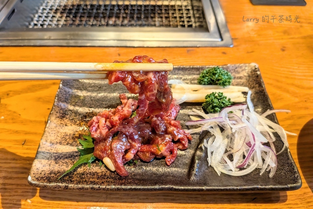 福岡博多 大東園本店：生拌馬肉 (ユッケ)，他們的醃料搭配生蛋黃，調味的非常好