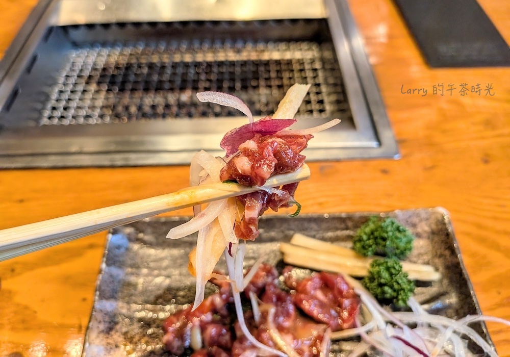 福岡博多 大東園本店：生拌馬肉 (ユッケ)，同時夾入蘋果絲與洋蔥絲一起入口