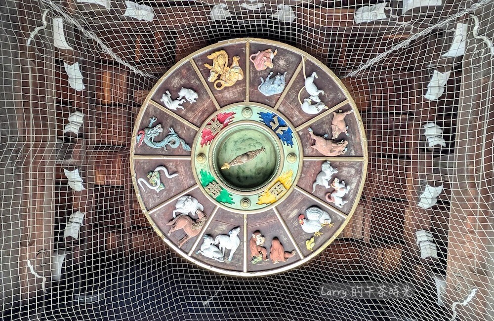 福岡櫛田神社的樓門天花板上，懸掛著十二生肖圓盤