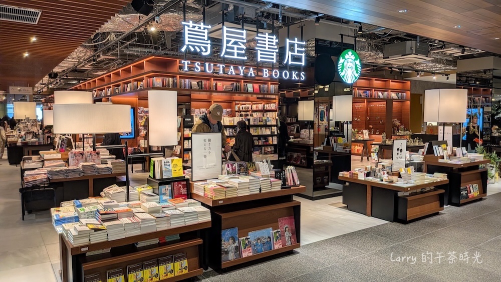 福岡天神 ONE FUKUOKA BLDG. 裡面的蔦屋書店，在書店裡直接併設了星巴克